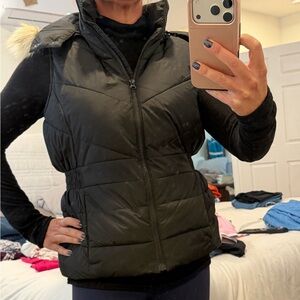 Banana Republic vest with removable hood size small. Never worn.